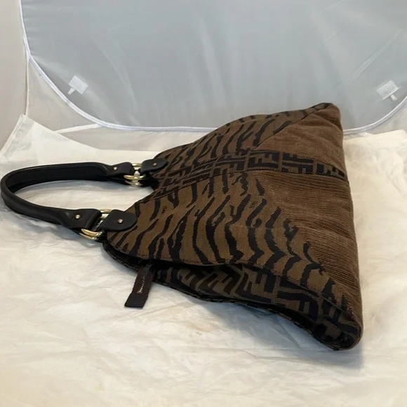 Fendi Devil Trapezio handbag - Picture 4 of 16